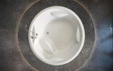 Allegra blt in wht built in acrylic bathtub by Aquatica 04 (web)